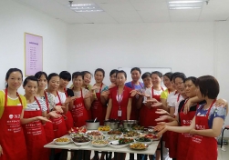 南寧月嫂娘子軍家政致：愛(ài)美的寶媽們，春節不增重你得這樣吃哦！